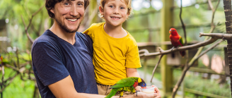 père et fille observent des oiseaux
